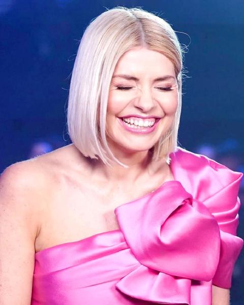 Holly Willoughby. os cnnll 4 A 1 v V Be