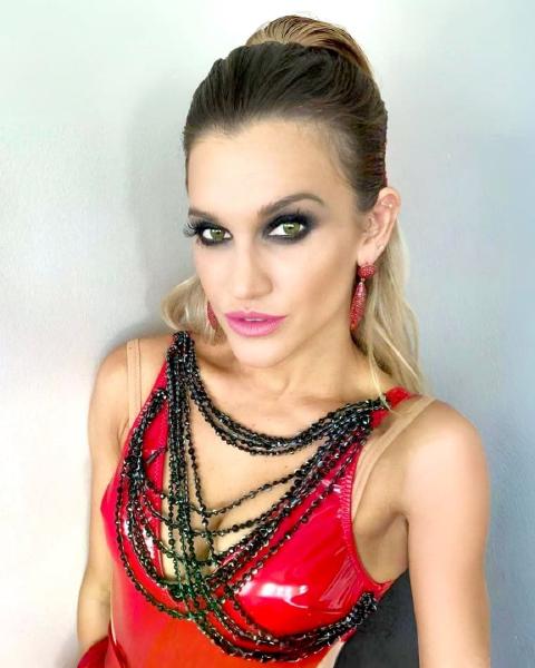 Ashley Roberts. vw B ai ! idk x yr SE ji or ASV