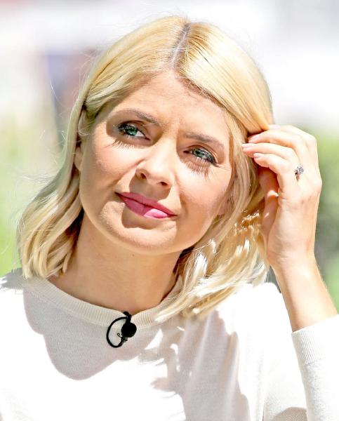 Holly Willoughby. ia wr, re 7 os a Er aN NN EJ TP ad RN