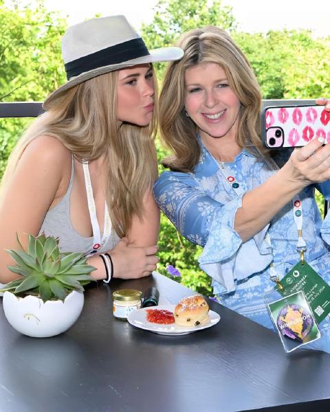 Darcey Draper amp; mum Kate Garraway. od : 5 2 A 2 - . u A 4 SL N I i