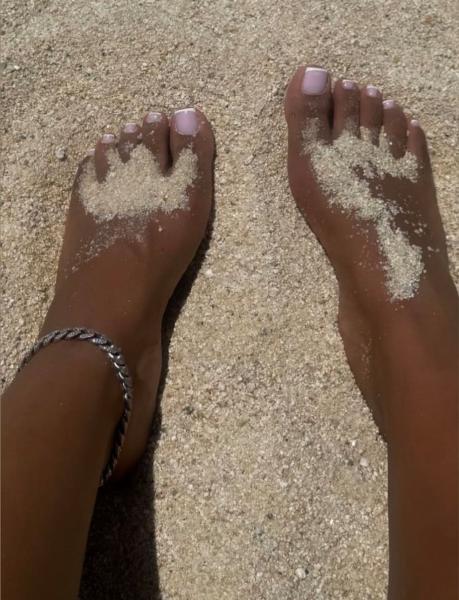 Tan feet A 5 k 4 RE . an 4 : : es ba 424 BE AL