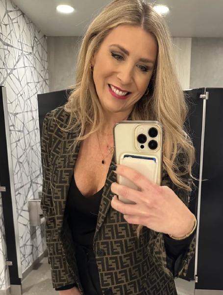 Wondering if I still look good at 52? 1 Za. TY Ze 2 LL - TN Ey oa NL