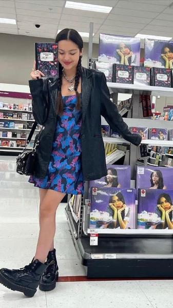 Olivia Rodrigo goes shopping - fi Che. JY Me A r ; N -. 2