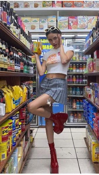 Olivia Rodrigo goes shopping Nj 8 o EPG i we a . 2 B i E 7