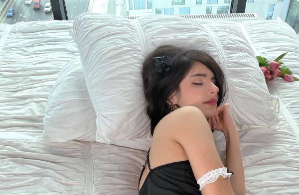 My soles are glowing with the fire inside me aE on. Tg id y, 4 - Z - - ed