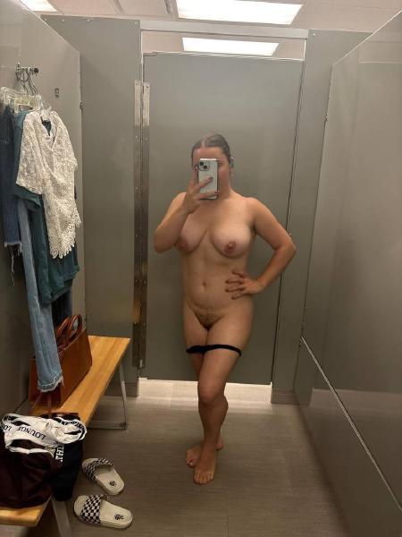 31 MILF swipe to strip change room pics