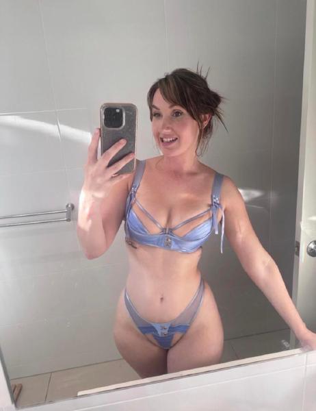 40yo divorced. Second photo is better