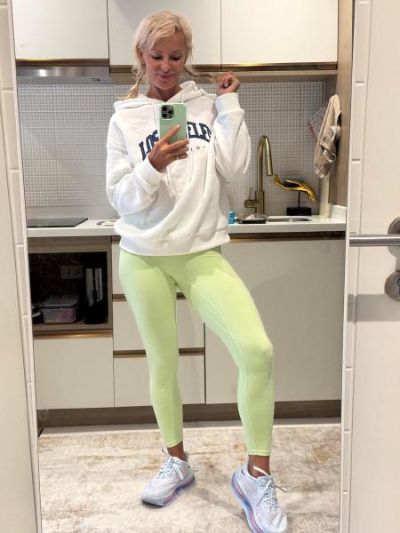 Born in 76. Divoced. Mom of 2. Fuckable? That s not my call, it s yours.