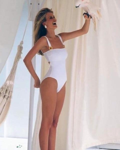 Claudia Schiffer i 1 v IF 4, i Ul d