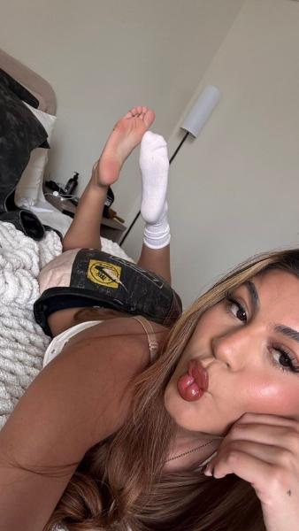 socks on or off ? 9 9 S vr Cay a i aad yy aN Eig, , 1,